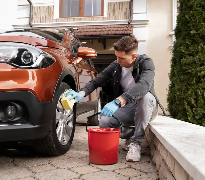 Lavage auto à domicile Sainte-Eulalie-en-Born : professionnel intervenant sur un véhicule